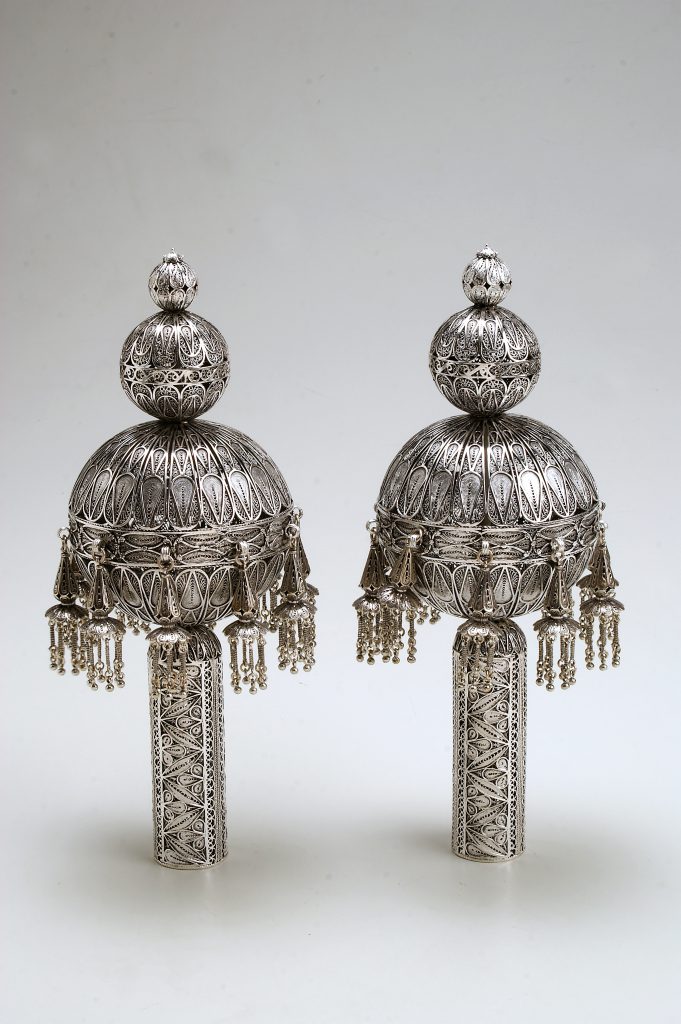 רימונים לספר תורה